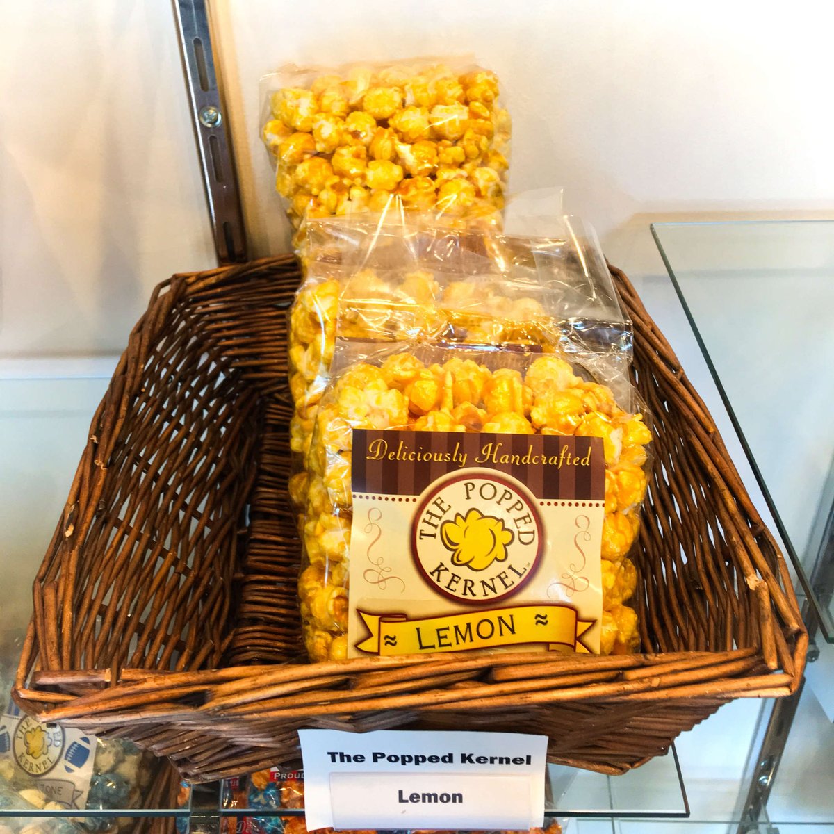 poppedkernel's tweet photo. What do we do when life gives us lemons? We make #deliciouslyhandcrafted #lemon flavored #popcorn is what! 🍋 + 🍿 = 😋 #thepoppedkernel #mondaymotivation #foodporn #buylocal #supportlocal #shelbytownship #michigan #macombcounty https://t.co/fwQo5tGwYB