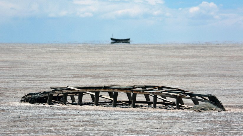 LiveLivingCity's tweet photo. (#ClimateChange) 📷El planeta nos sigue alertando del cambio climático. En #Bolivia, uno de los lagos más grandes del país está a punto de desaparecer. Nuestras opciones se agotan. #LagoPoopo https://t.co/hI6bl6lEbs https://t.co/ShfxVPhRIh