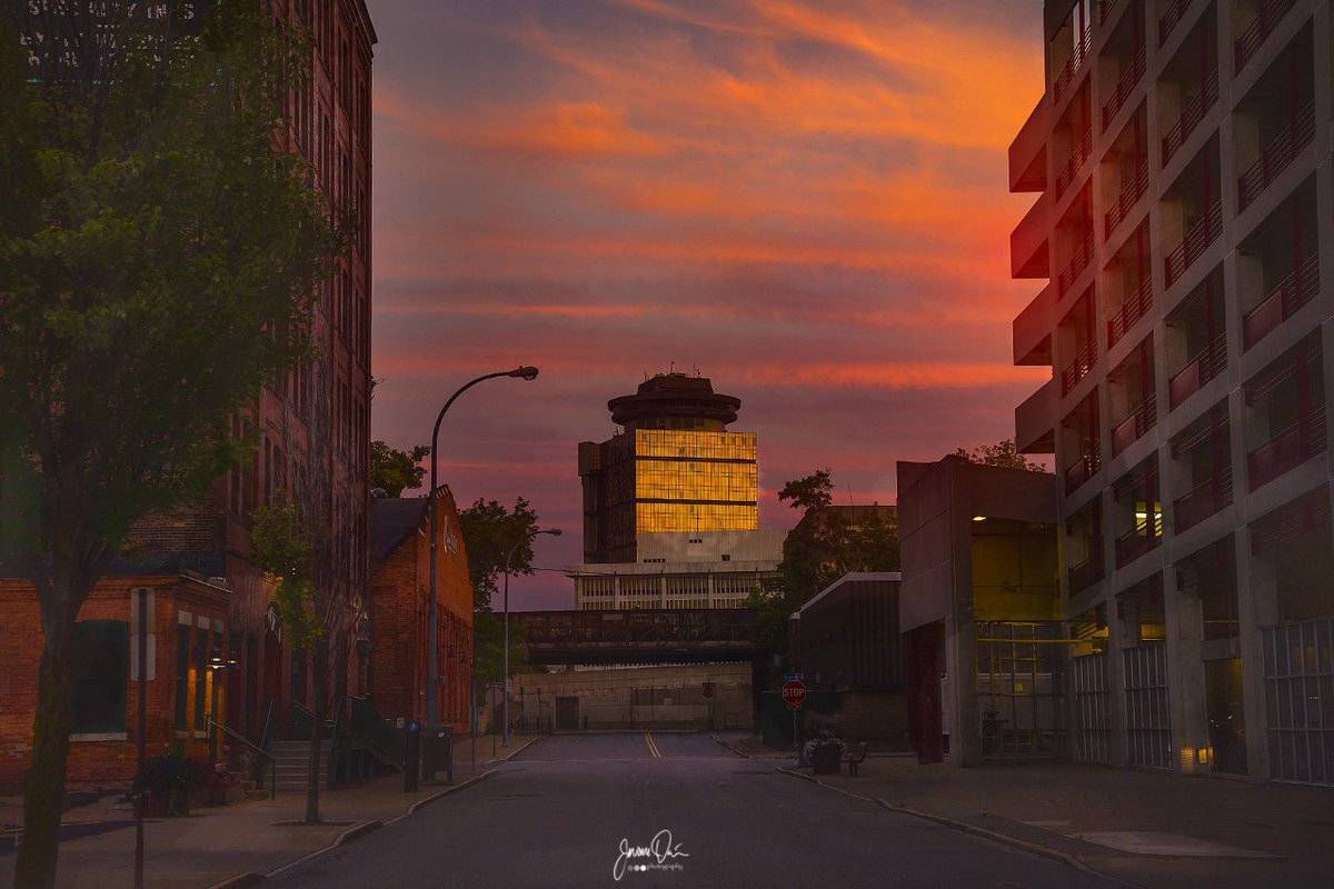 Sunset downtown in @CityRochesterNY @john_kucko @rochester @StormHour @spensgen @whec_rcaniglia @wxbywilliams  #thisisroc #roc #rochester #ispyny #explorerochester #iloveny