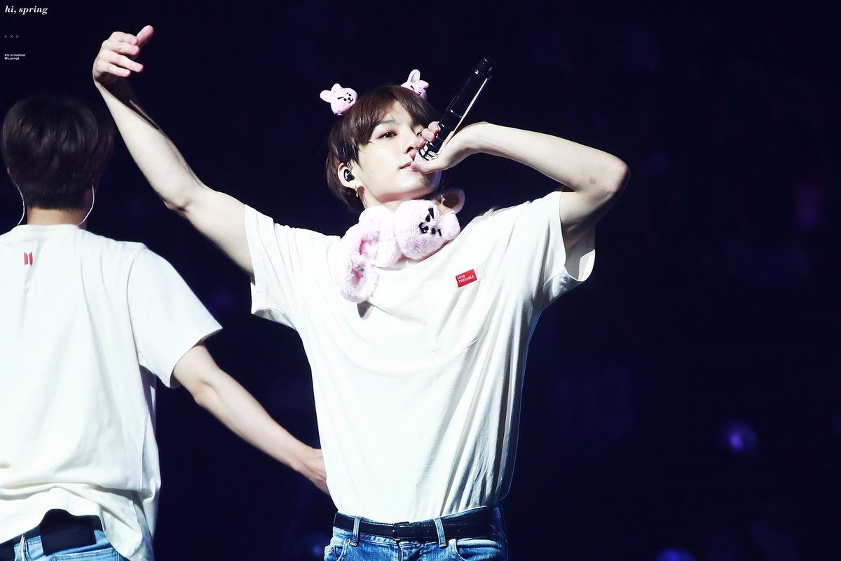 JK_Paraguay's tweet photo. 180916 
Jungkook ~ Love Yourself World Tour en Fort Worth 🐰💕

#정국 #JUNGKOOK #BTS @BTS_twt  #방탄소년단

Cr. En las imágenes
Galletita https://t.co/lGmcIMZ72S