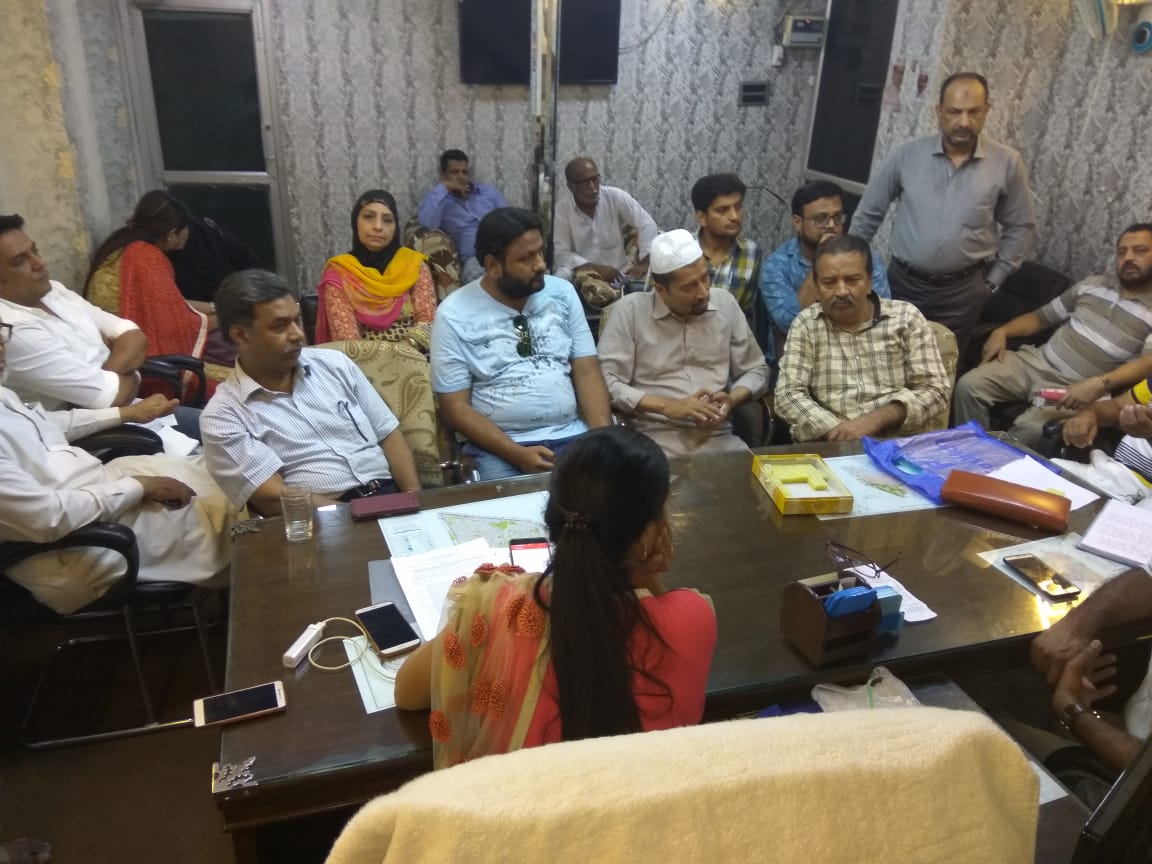 IntajarKhan18's tweet photo. All MLA Alka Lamba ji ka ward 85  r w a    Ke Saath meeting karte huye aur Janta ko aashwasan Diya k aapke kaam jald se jald shuru ho jayenge https://t.co/pGqgt1gnSZ