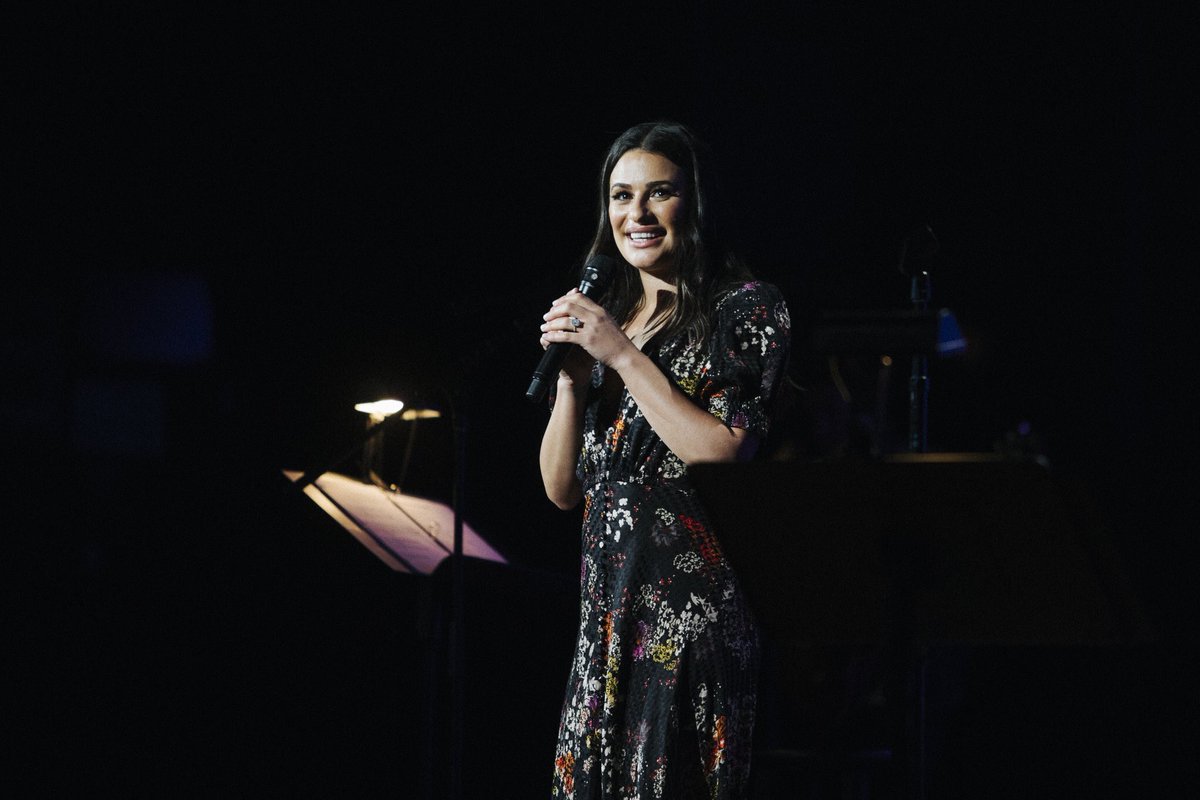 glee_pics's tweet photo. [NEW VIDEO] 6月26日 Darren Criss &amp; Lea Michele イリノイ州シカゴにあるシカゴ・シアターにて #LMDCtour #LMDCChicago 5,6 https://t.co/whBc3hhlVD
