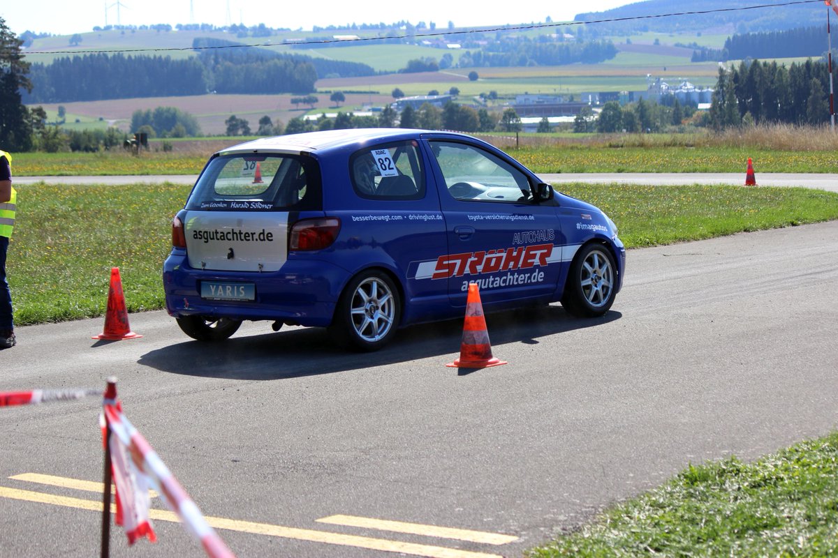 ahstroeher's tweet photo. Absolute Konzentration auf den Moment. Technik und Mensch müssen zusammen arbeiten. 100%ig. #Autocross #Automobilslalom #Yaris #imagautos #besserbewegt #asgutachter #autosanclassic #drivinglust Just4fun https://t.co/driYzkhQuD