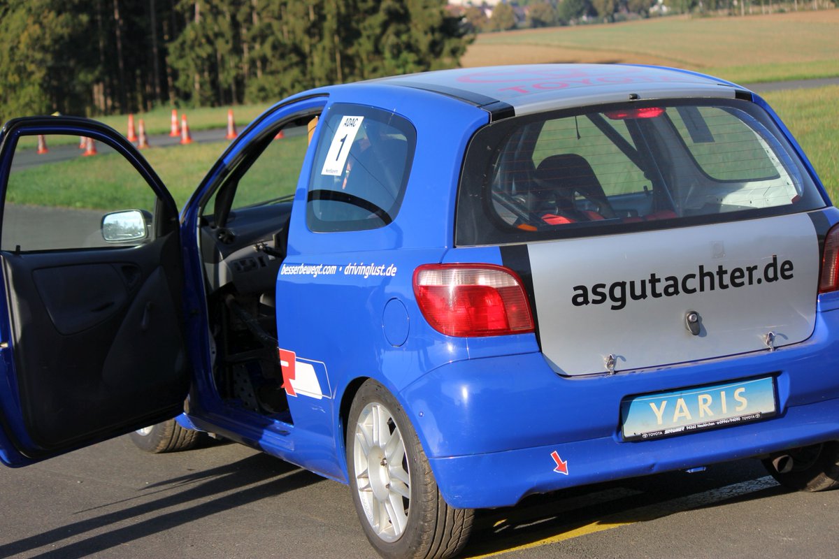 ahstroeher's tweet photo. Absolute Konzentration auf den Moment. Technik und Mensch müssen zusammen arbeiten. 100%ig. #Autocross #Automobilslalom #Yaris #imagautos #besserbewegt #asgutachter #autosanclassic #drivinglust Just4fun https://t.co/driYzkhQuD