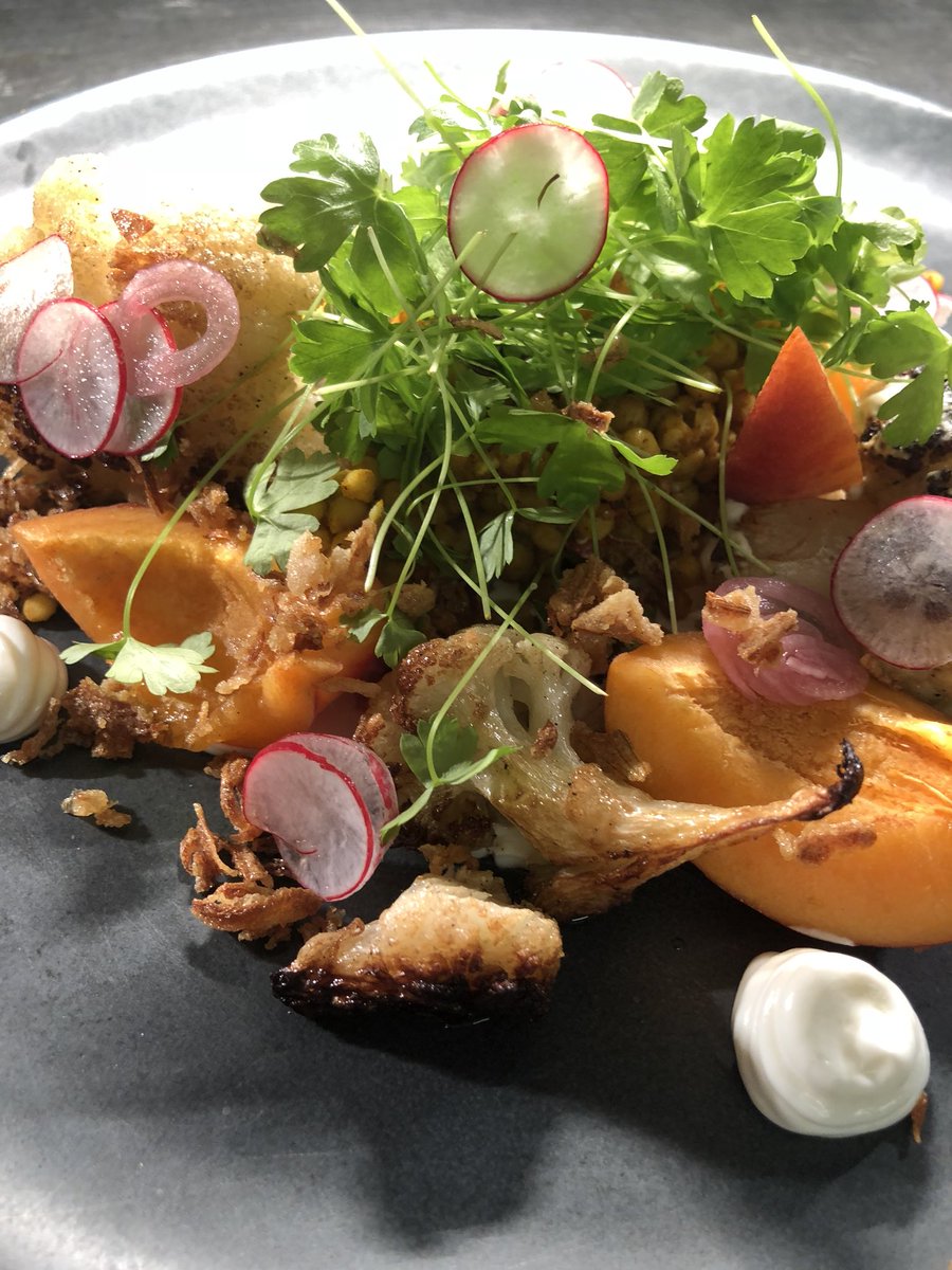 Roasted cauliflower, spiced cous cous, apricots and yogurts ... vegan friendly 👍🏻💪