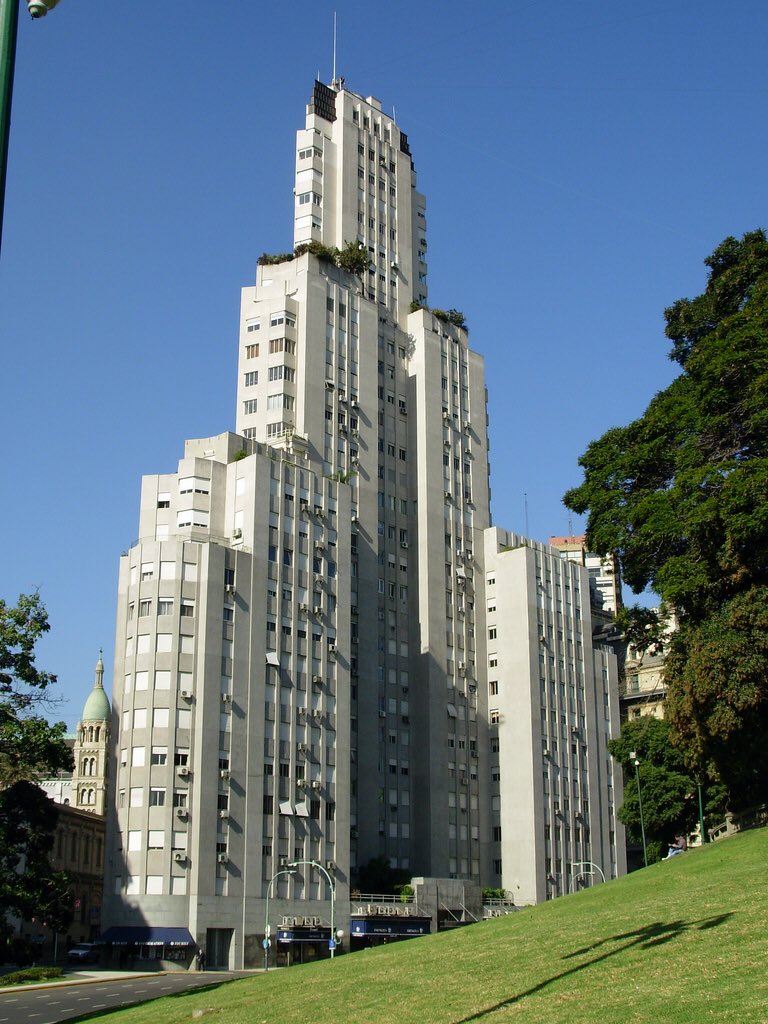 fraisku's tweet photo. #ArquitecturaRacionalista #EdificioKavanagh 1936 por el arquitecto uruguayo #GregorioSánchez (1881-1941) el ingeniero #ErnestoLagos (1890-1977) y #LuisMaríadelaTorre (1890-1975) #BuenosAires a partir de 1934 se convirtió en la estructura de hormigón armado más alta del mundo https://t.co/NEHJN3YyJP