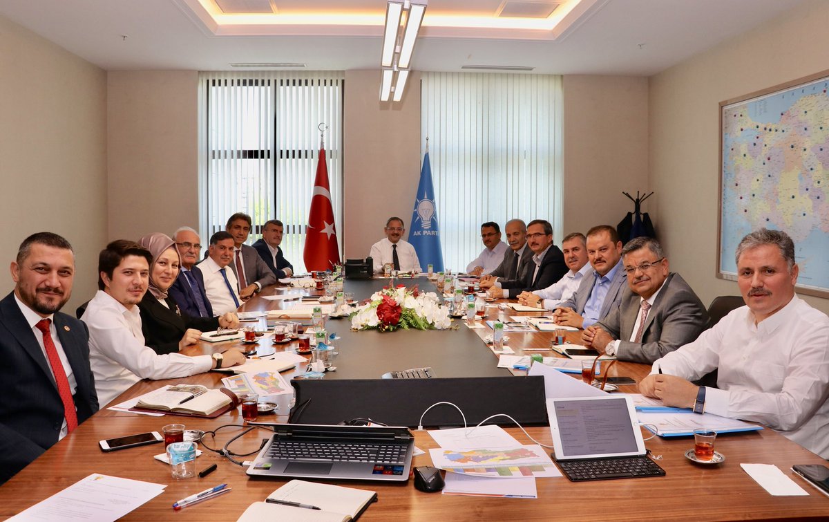 AK Parti Yerel Yönetimler Başkanlığı haftalık koordinasyon toplantımızı gerçekleştirdik. Başkan Yardımcılarımızın sorumlu olduğu bölgelerde yürüttükleri saha çalışmaları ile ilgili tespitlerini değerlendirdik.