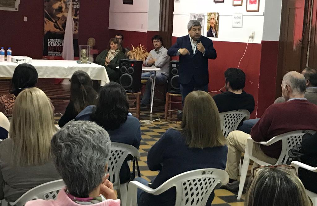 UCR_Areco's tweet photo. El Diputado nacional @CFernandezUCR visitó este viernes #ElComité y disertó sobre la reforma en las #FFAA y la #LeyDeExtinciónDeDominio que propuso en @DiputadosAR.

#UCR #CambiemosAreco 🇵🇱💪🏻 https://t.co/pMpNYnGCZX