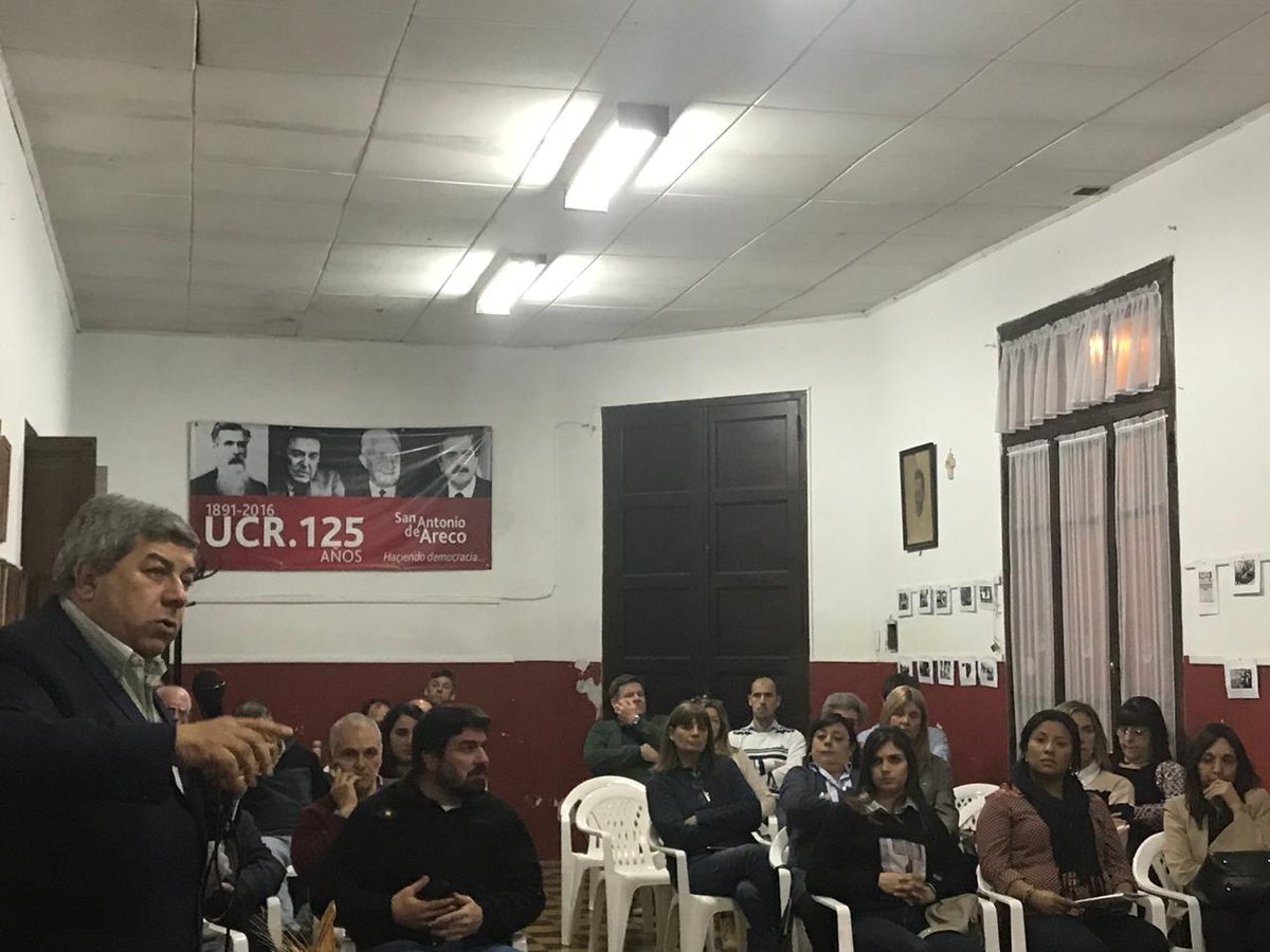 UCR_Areco's tweet photo. El Diputado nacional @CFernandezUCR visitó este viernes #ElComité y disertó sobre la reforma en las #FFAA y la #LeyDeExtinciónDeDominio que propuso en @DiputadosAR.

#UCR #CambiemosAreco 🇵🇱💪🏻 https://t.co/pMpNYnGCZX