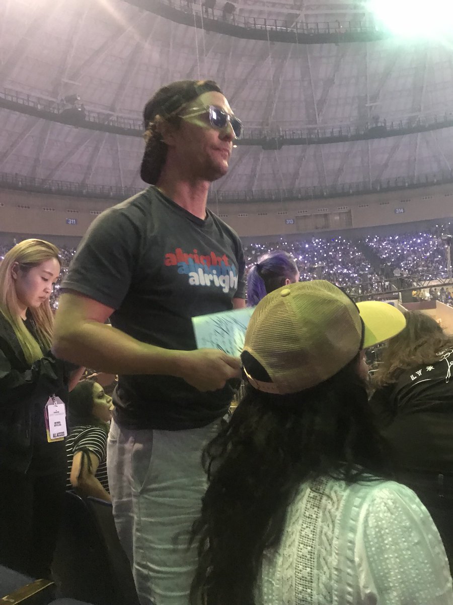BTS_Spain's tweet photo. 📷 [FOTO] Matthew McConaughey fue visto con una versión firmada de Love Yourself: Answer en el concierto de ayer en Fort Worth 

© __gaciria
🌸#ActualityFMBTS #MPN #BTSARMY @BTS_twt https://t.co/XxzAh5vC74