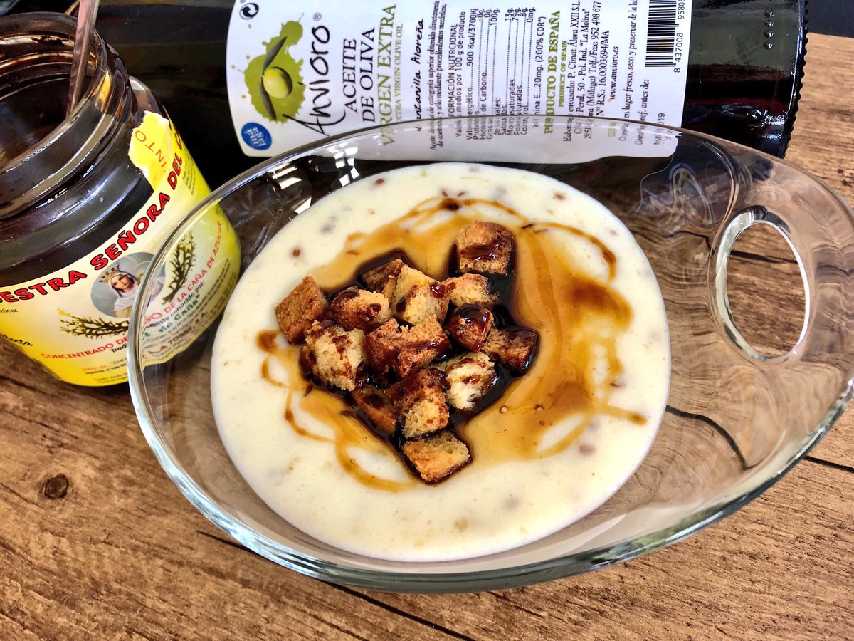 Hoy comemos gacha, pero no cualquier gacha.
Gacha con leche de Cabra , AOVE de la variedad manzanilla Aloreña y miel de caña, ayyyy como me gustan los productos malagueño, <a href="/SaboraMalaga/">Sabor a Málaga</a> a tutiplén 😉 😍