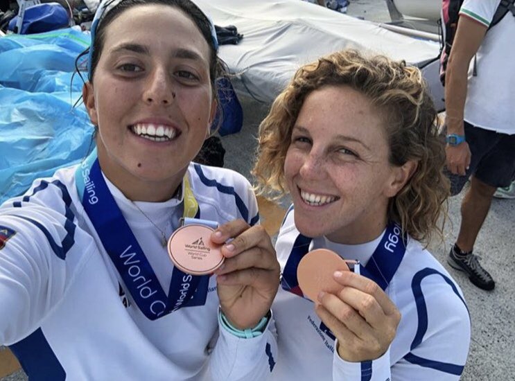 ItaliaTeam_it's tweet photo. Oro ai Mondiali junior ✅
Posto nazione per #Tokyo2020 ✅
Podio in Coppa del Mondo ✅

Un 2018 super per il 470 #ItaliaTeam di Alessandra #Dubbini e Benedetta Di Salle! ⛵️

@federvela https://t.co/XQdeDuVnzd