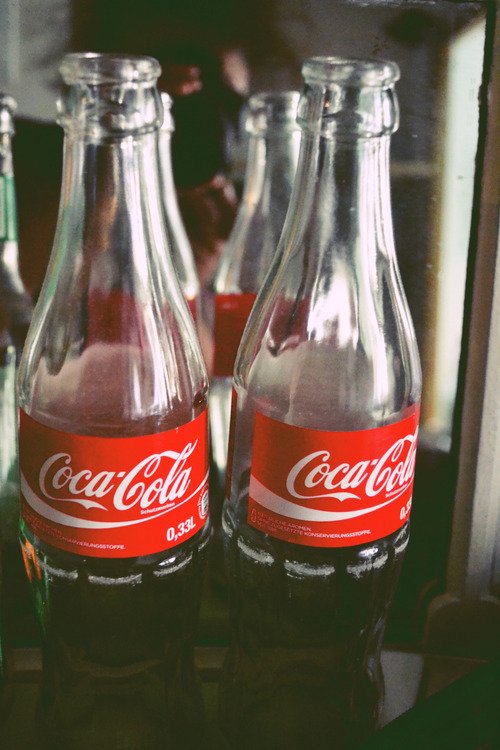 GossipRoomOff's tweet photo. Coca-Cola serait en discussion avec un groupe pour bientôt commercialiser des boissons contenant de l'infusion de cannabis selon la télévision canadienne. 🍁 https://t.co/4u5tqLiraz