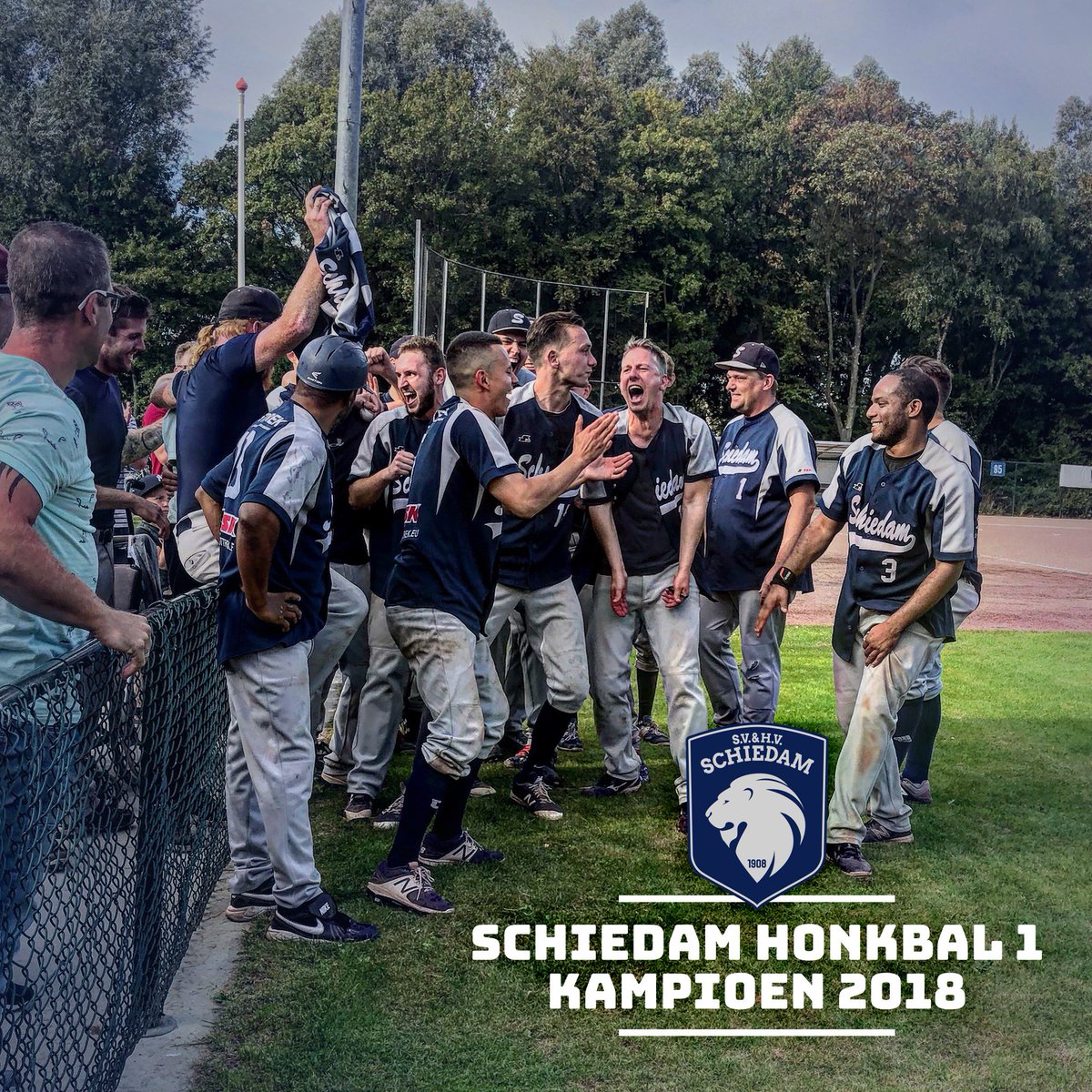 KAMPIOEN! Wat een wedstrijd, wat een publiek, wat een ontknoping!

#svhvschiedam #svhv #honkbal #softbal #Schiedam #knbsb #baseball <a href="/RDWaterweg/">AD RD Waterweg</a> <a href="/waterwegsport/">WaterwegSport.nl</a> @NieuweStadsblad