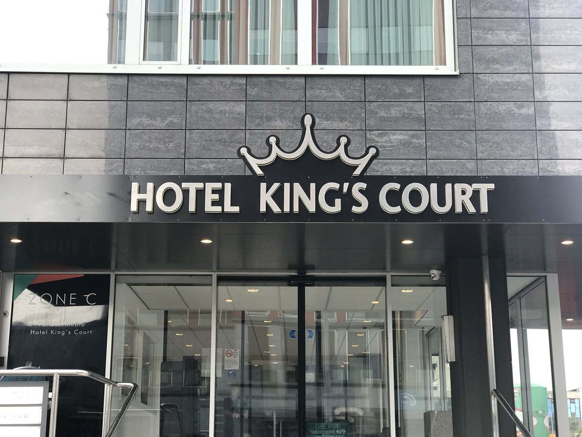 Ze gaan wel erg ver bij king of the court, zelfs een eigen hotel.  #kingofthecourt #patsers