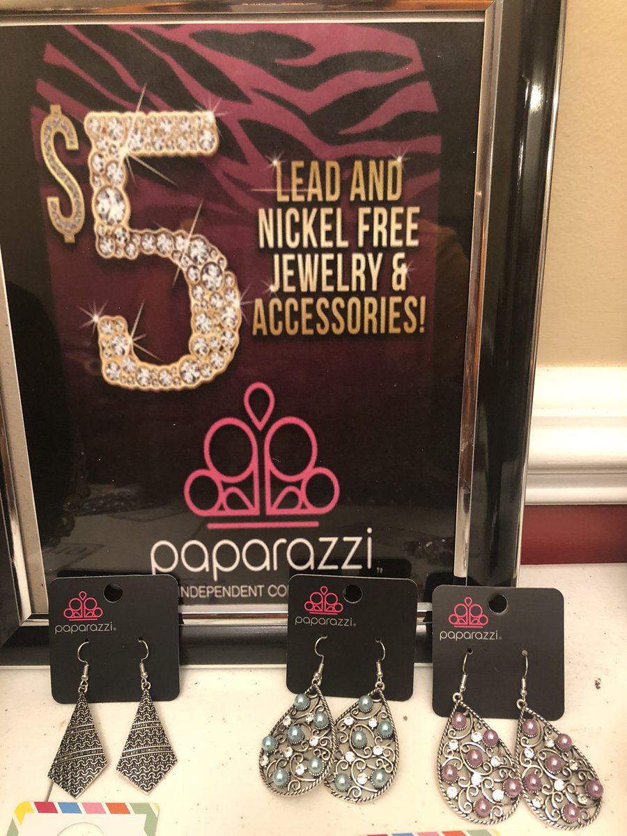 kitabug4's tweet photo. Always rockin my paparazzi accessories ($5 jewelry) #paparazzipoppin #kitabugjewels #nickelfree #leadfree https://t.co/YEyoGAtX7r https://t.co/eMOLMsTyvK