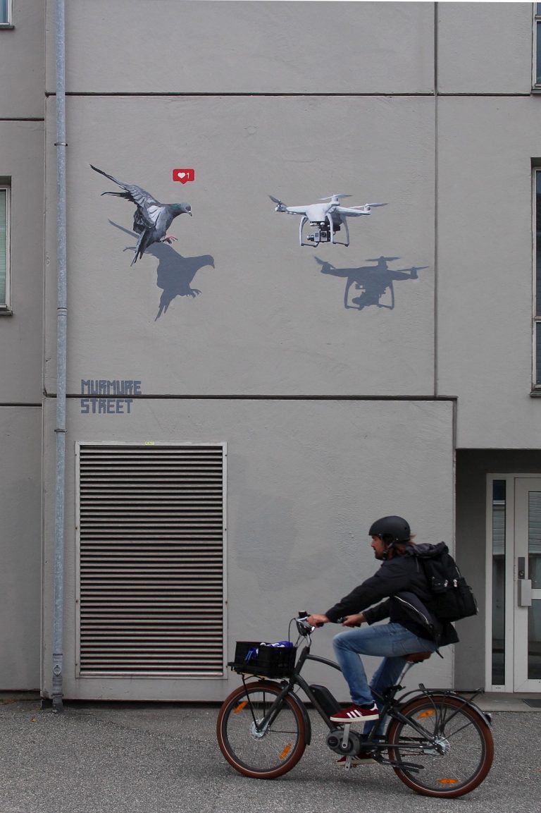 이런거 왕 좋음...^^
RT <a href="/scott_kerr/">Scott Kerr</a>: "Love is in the air" by street artist Muremure, in Norway