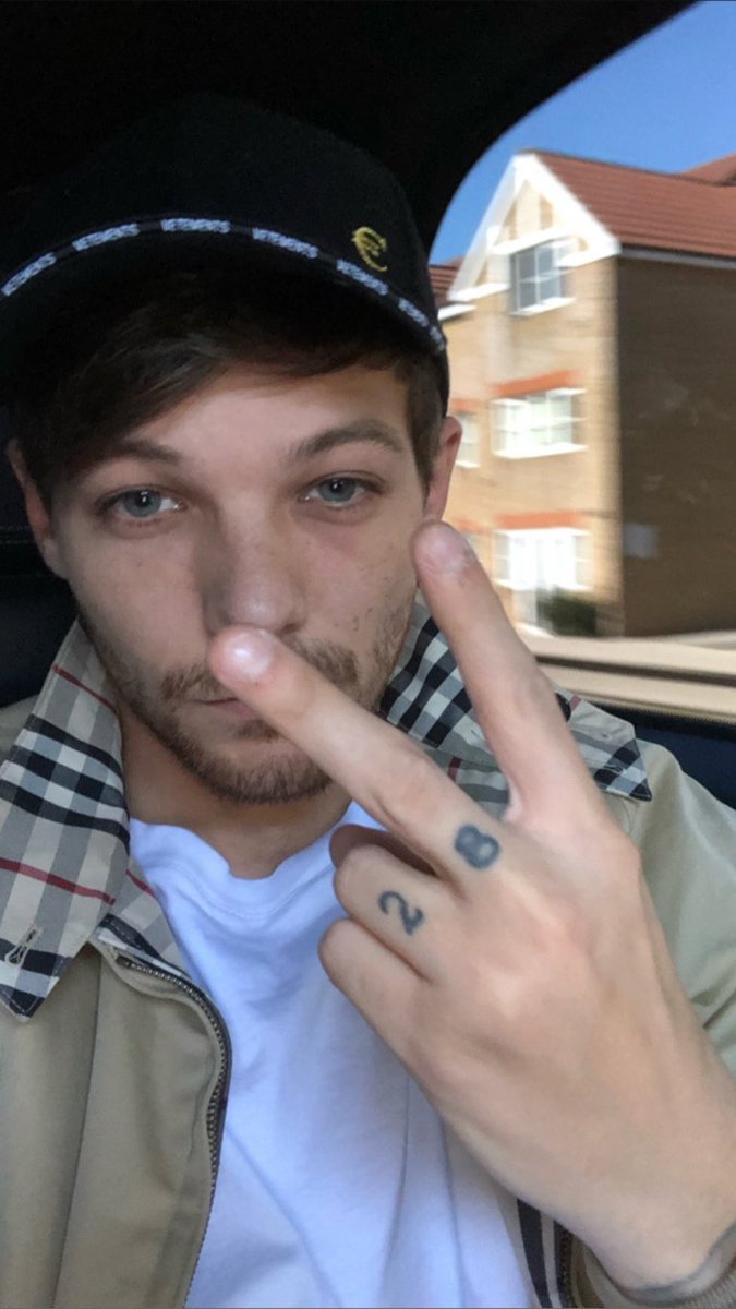 iHeartRadio's tweet photo. A real pic of me running late to everything ever ✌🏻 @Louis_Tomlinson https://t.co/cjCFfdtDJt