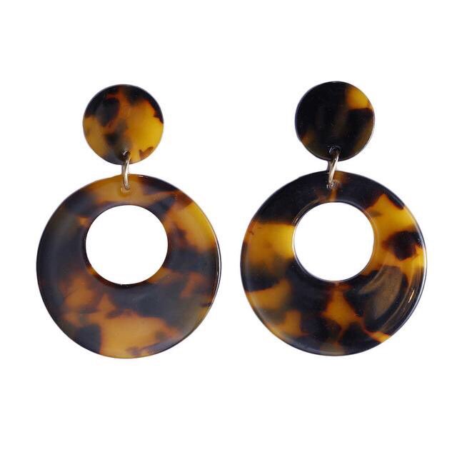 pprojectco's tweet image. Our Nina earrings in classic #tortoiseshell are the perfect #Monday accessory! ✨

passionprojectcompany.com

#dropearrings #Mondaystyle #jewelryshop #earrings #pprojectco