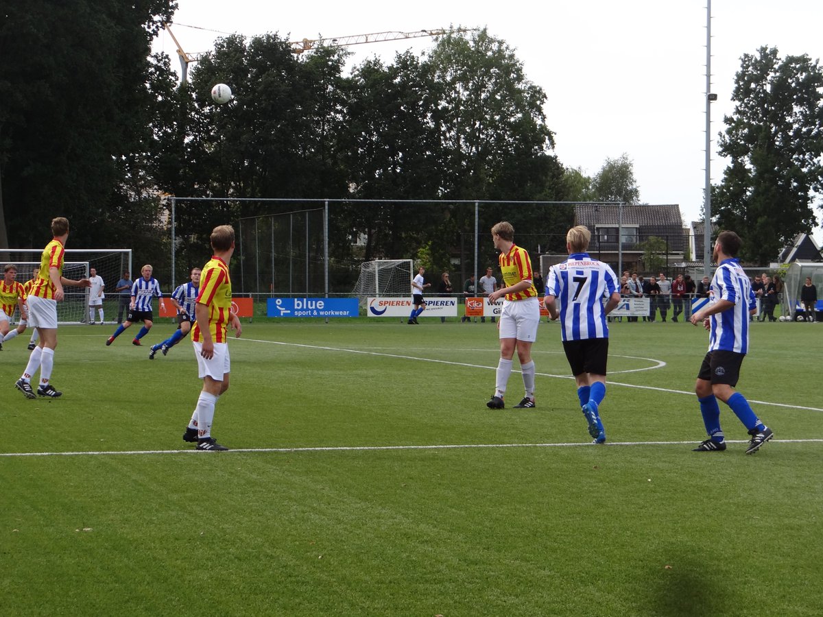 Wk. 38 online, met 16 pag. lokaal nieuws. Op de Voorpagina een impressie van de dorpsderby SV 's- Graveland vs VV Nederhorst. Zie: weekbladwijdemeren.nl
