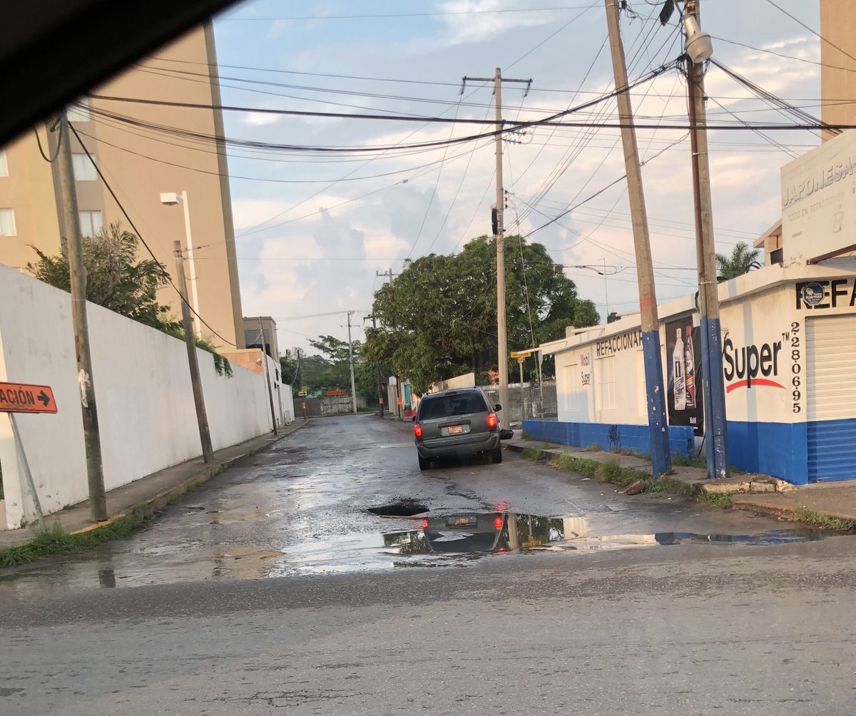 Vaxmexico_AC's tweet photo. CUIDADO: Maneja con Precaución, al dar vuelta en la calle a un costado, del hotel Hampton enfrente del Aeropuerto #tampico #tamaulipas Hay un gran hoyo, que te hará perder la llanta y dañarte la suspensión de tu vehiculo. Ya que es una calle alterna al cierre del paso desnivel. https://t.co/zVgUYR4kxB