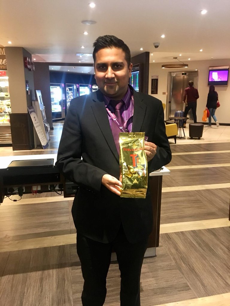 Our Duty Mgr Kamal receives a box of chocolates from a very happy guest <a href="/pi_ht4/">PI HT4</a> <a href="/SzewinskaD/">Szewinska Dmello</a> <a href="/SeanDrury10/">Sean Drury</a> @CheethamPi <a href="/LauraEvans81/">Laura EvansWrobleski</a> @airportsmiles