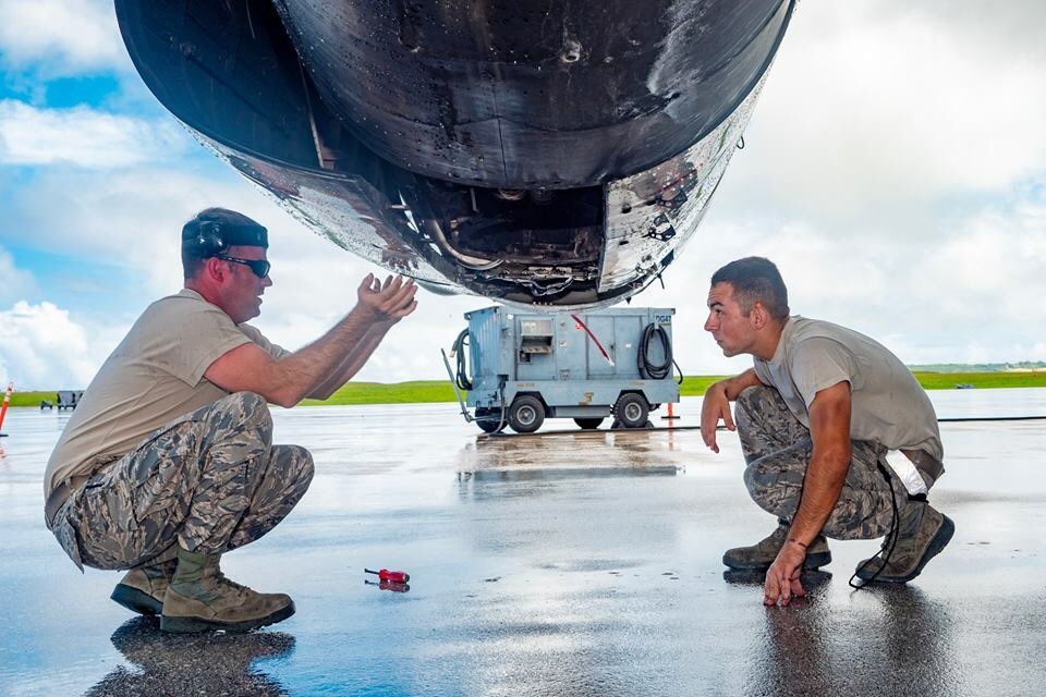 Check out the photos from the @GA_JSTARS maintainers working hard in Guam keeping the E-8C Joint STARS flying durring #ValiantShield
 
U.S Air National Guard photos by Senior Master Sgt. Roger Parsons