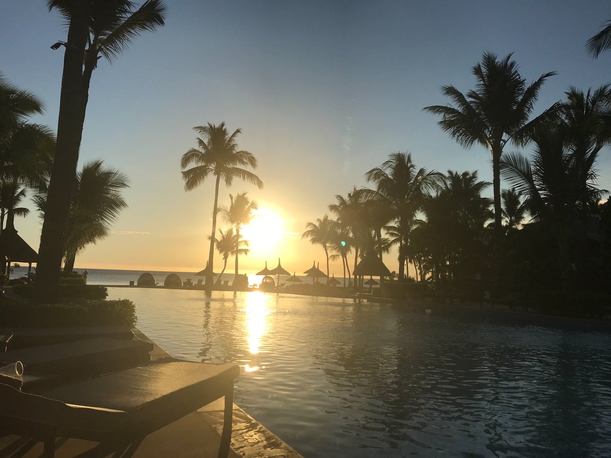 ACrew100's tweet photo. Watching the sunset in Mauritius 🇲🇺 @SugarBeachMru 🍺😍💗🌅 https://t.co/PwZL3jVgOa