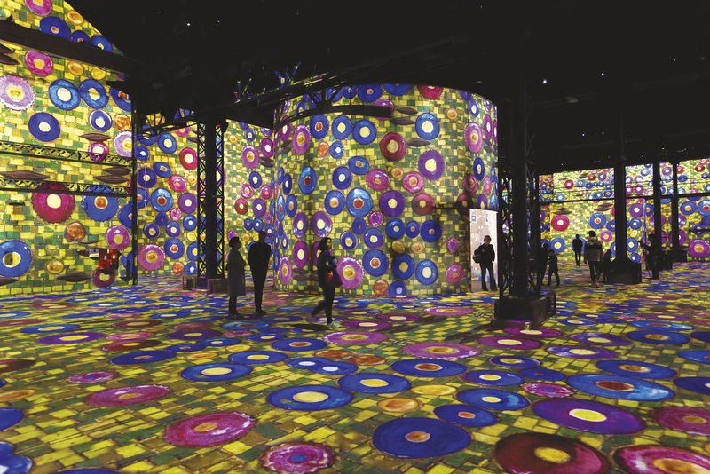 Strategies's tweet photo. #Tendance #AtelierdesLumieres, #LaVillette, #ForumdesImages... L'immersion fait un carton >> https://t.co/Rn0mTLBqig https://t.co/KBSlOz8jm5