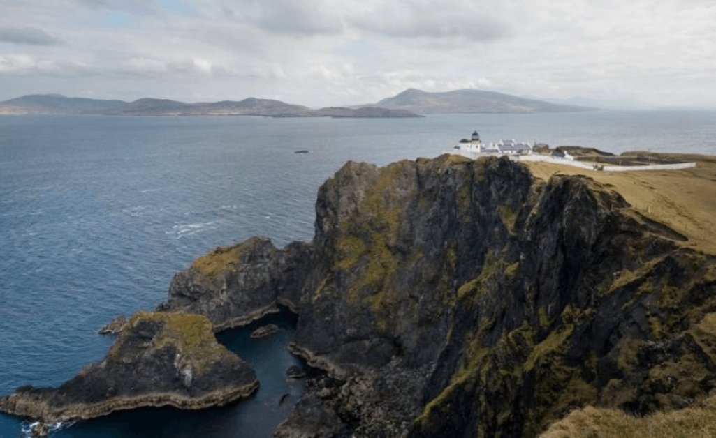 14 hotels with amazing views in Europe - From sunny Santorini to Welsh countryside hotels, here's where to bag a stay with the world by your window buff.ly/2oipZWa via <a href="/historic_hotels/">HistoricHotelsEurope</a>