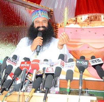 TheWelfareWork's tweet photo. #अन्नदाता_बचाओ_मुहिम
@Gurmeetramrahim 
To guide &amp; support farmers evading their frustration&amp; distress,every year DSS is organising 'KisanMela'where team of agriculture  Scientist having d Knowledge r appointed to guide farmers about  d development in farming &amp;to organic farming https://t.co/XaHoxWbQFF
