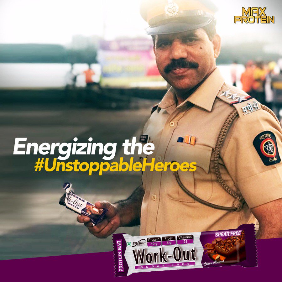 TheMaxProtein's tweet photo. Like every year, the #UnstoppableHeroes of @MumbaiPolice were busy maintaining calm during the 5th Day Visarjan. So, our team visited the Powai Lake to energize them with Ritebite Workout &amp; Max Protein bars. It’s our way of thanking them for their tireless work. #GaneshChaturthi https://t.co/bzfVADF5Iv