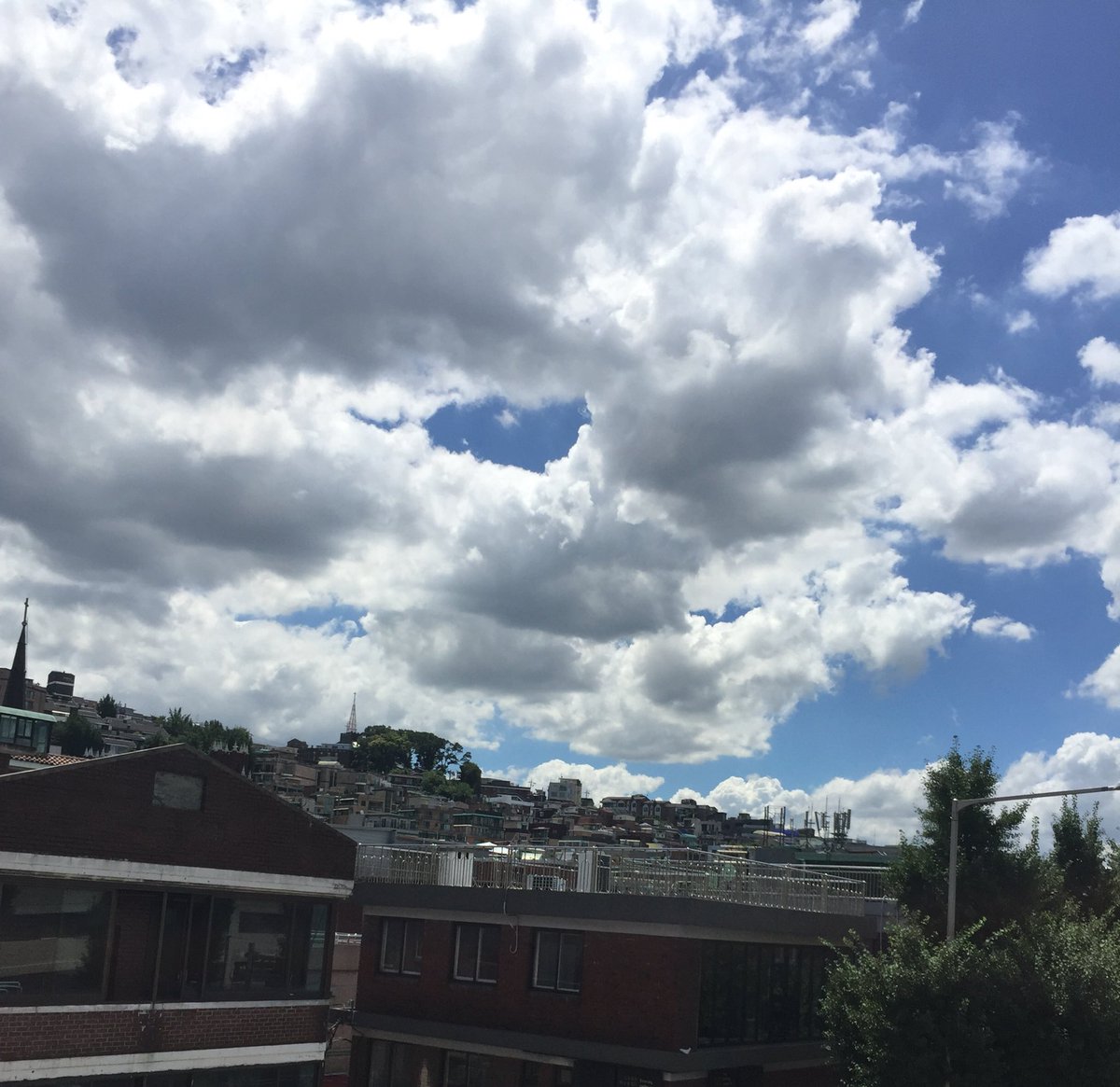 birdinprogress's tweet image. The weather has been so lovely in #Seoul lately. #blueskies