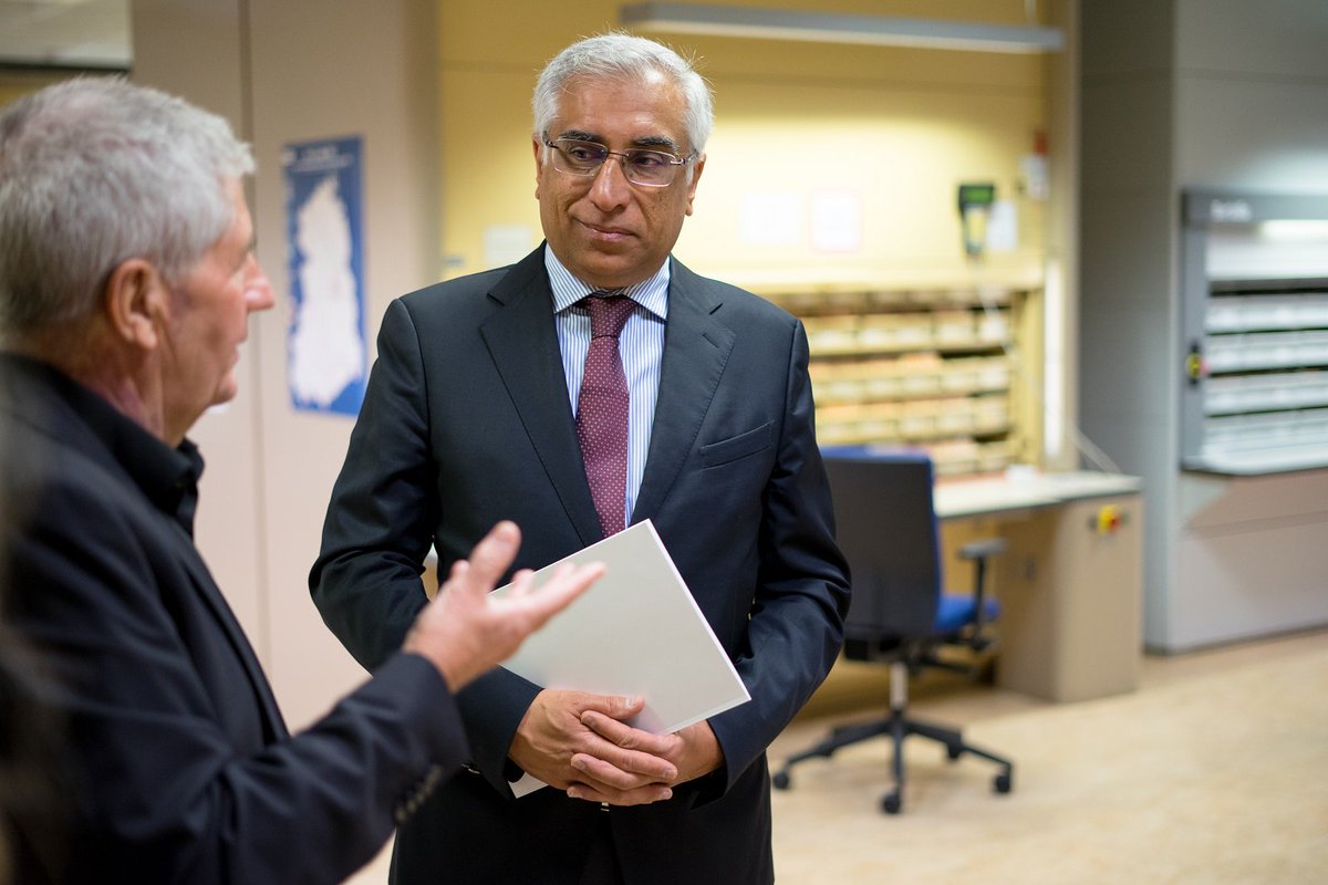 #UN-Sonderberichterstatter zum Recht auf Privatsphäre Prof. Joe Cannataci ist zur Zeit auf Deutschlandbesuch. Im #StasiUnterlagenArchiv hat er sich einen Einblick in die Arbeit des #BStU verschafft. Die Formen der Datensammlung durch die #Stasi interessierten ihn besonders.