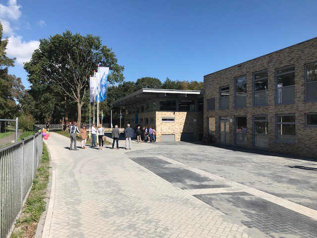 Voor ruim 130 leerlingen in het speciaal onderwijs hebben wij een nieuwe schoollocatie gebouwd in Harderwijk. De Lelie opende vorige week hun nieuwe schoolgebouw. We zijn trots op deze plek waar leerlingen bouwen aan hun toekomst.
