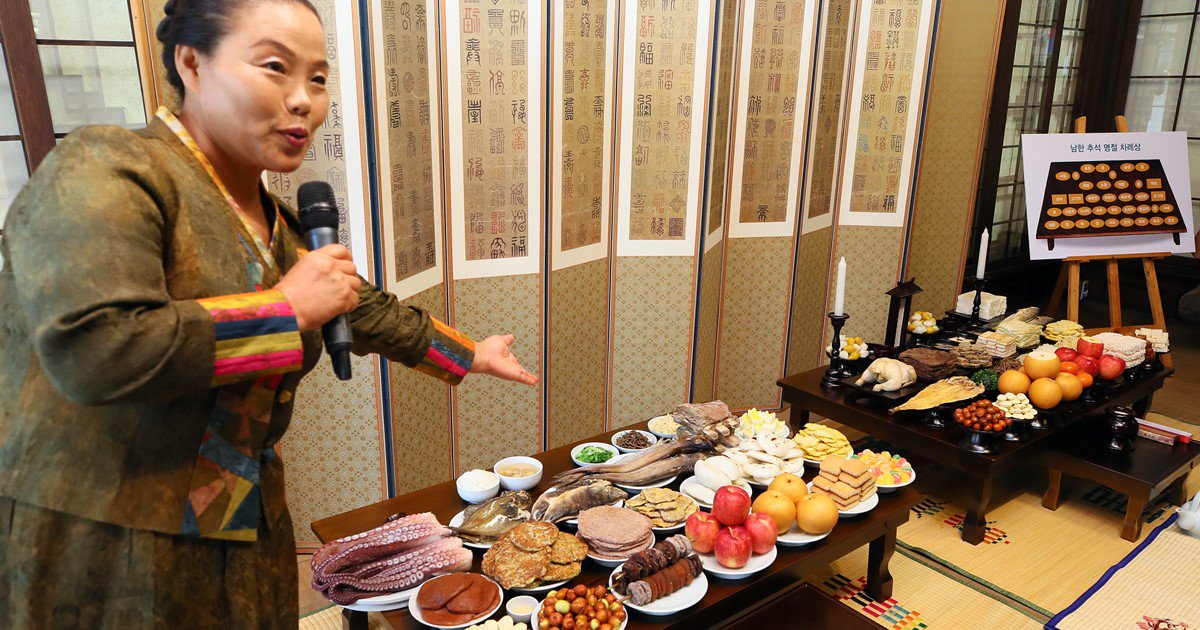 yonhaptweet's tweet image. 귀신 물리친다는 수수전·팥전 올린 북한 차례상
 yonhapnews.co.kr/bulletin/2018/…

"북한에는 차례상에 신주와 초를 놓지 않습니다. 하지만 남한에서 귀신을 물리친다는 수수와 팥으로 만든 음식은 상에 올려요. 송편도 성인 주먹만큼 크게 빚습니다."