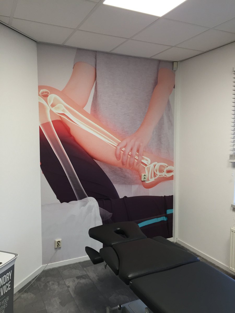 boostreclame's tweet photo. Behandelkamers opgepimpt door de wanden te voorzien van textielbehang geheel in de sfeer van de huisstijl van Wouter de Kok Fysiotherapie / Sportbegeleiding! https://t.co/wuts8AEHyK