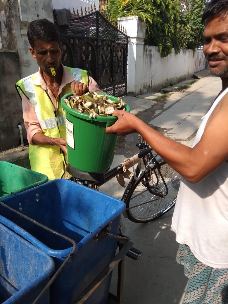 Muzaffarpur_SCM's tweet photo. Propagation is all about making people realize that their small effort i.e. #segregation can save million of lives. It's making them realize that #SwachtaHiSewa. Segregated waste being collected from different wards of Circle 6&amp;9 only after a day of #bindistribution.
#SHS18 https://t.co/WmZfWh4Tr1