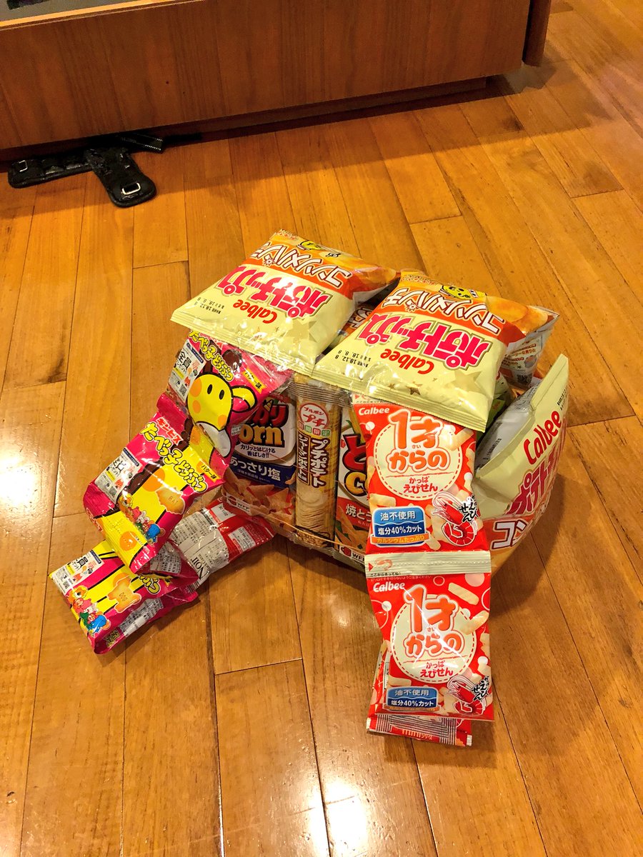 Dugout2C5's tweet photo. #1blo 統制長へのプレゼントはきゃぴきゃぴJKがキャーキャー喜ぶお菓子のリュック https://t.co/RPW6TWy9Vn