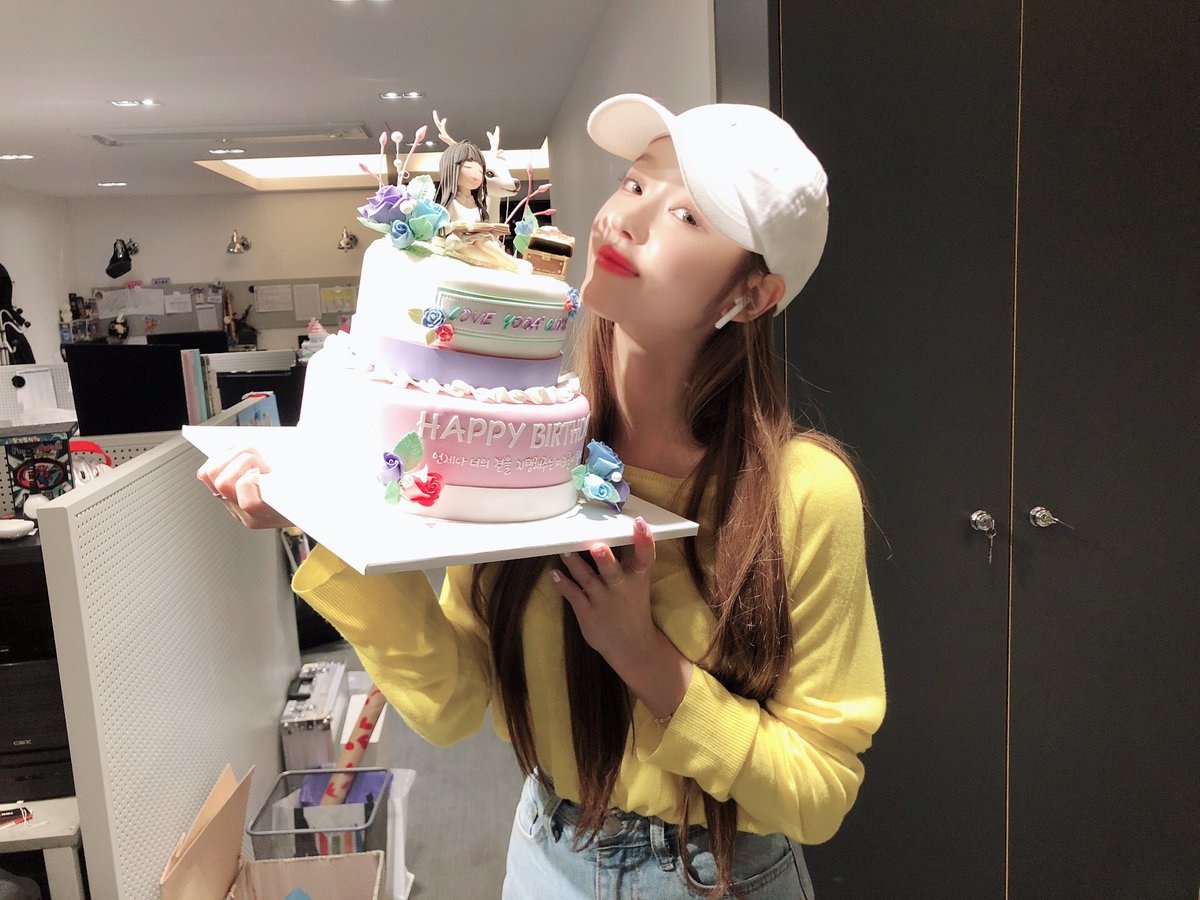 OMG_members's tweet photo. #오마이걸 #샤샤 #생일축하 #너무 #고마웡 #사랑해요미라클

여러부운 샤샤가 늦은시간에 찾아 왔지요? 모든 스케쥴을 마치고 회사에 들려 미라클이 보내준 편지 선물을 정리 했어요 하나하나 읽고 보면서 정말 너무 행복하고 사랑스럽게 여겨주셔서 감사하다고 생각이 들었어요 늘 함께해요 우리☺️ https://t.co/0vGdDp8Fh1