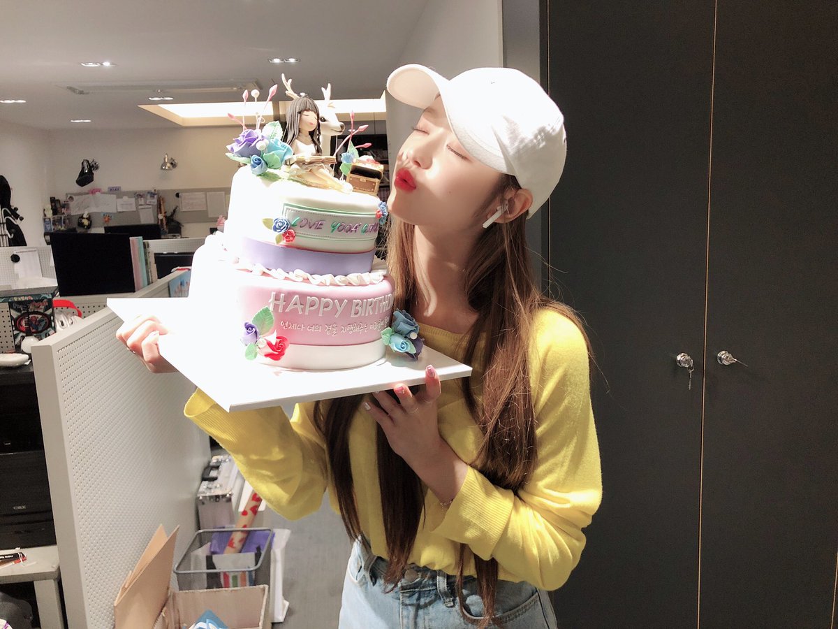 OMG_members's tweet photo. #오마이걸 #샤샤 #생일축하 #너무 #고마웡 #사랑해요미라클

여러부운 샤샤가 늦은시간에 찾아 왔지요? 모든 스케쥴을 마치고 회사에 들려 미라클이 보내준 편지 선물을 정리 했어요 하나하나 읽고 보면서 정말 너무 행복하고 사랑스럽게 여겨주셔서 감사하다고 생각이 들었어요 늘 함께해요 우리☺️ https://t.co/0vGdDp8Fh1