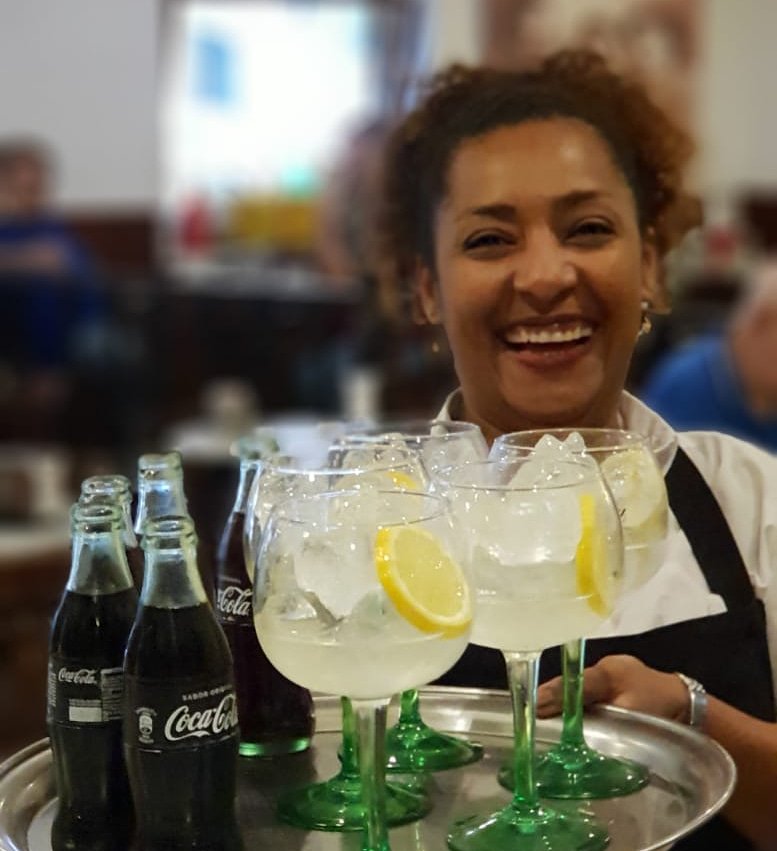 barmavi's tweet photo. Menudo #afterwork para empezar la semana! 🍸🍸 Por cierto, os habéis fijado en la sonrisa de Betsy? Espectacular! 😊 #MaviTeam 🔝 https://t.co/Bglza30crc