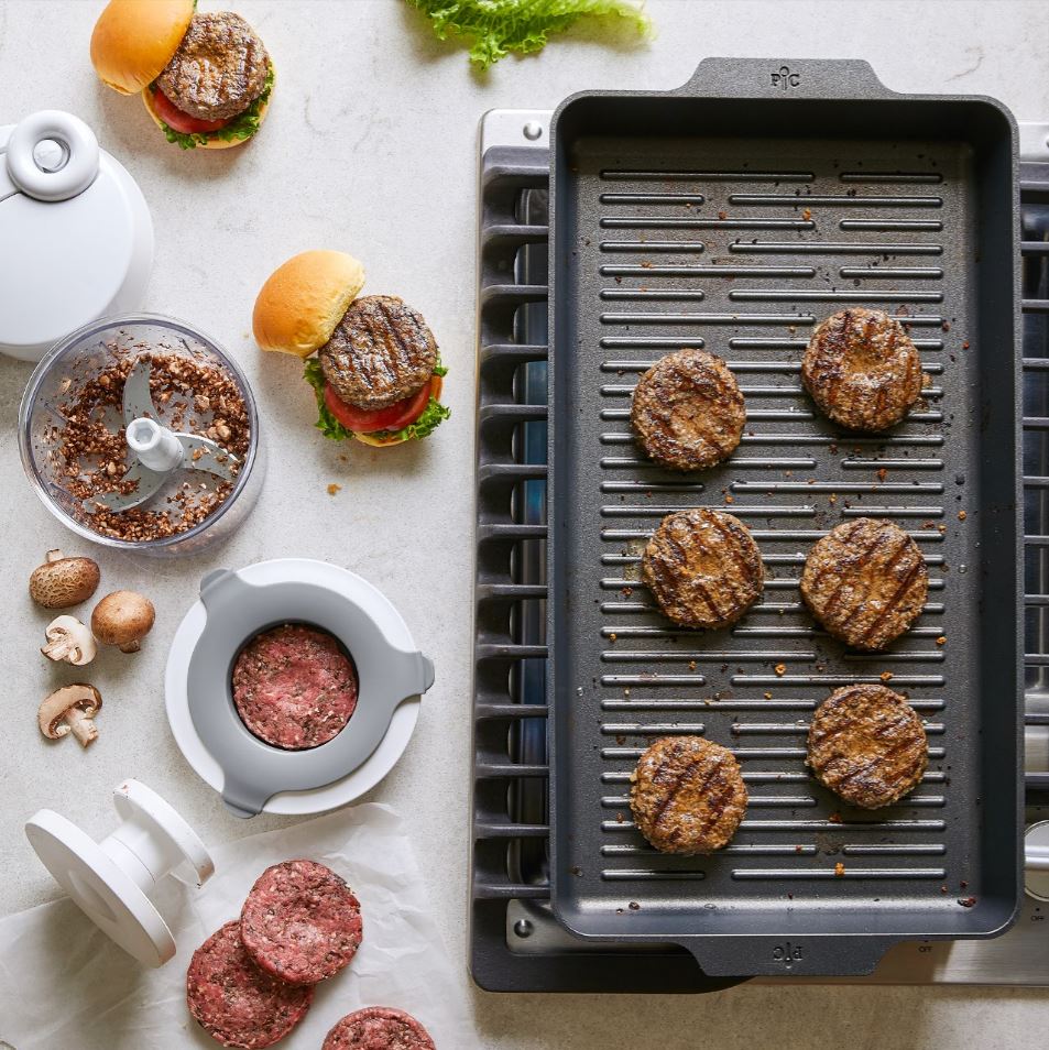 Fall may be creeping up on us, but burgers aren’t ready to leave the menu just yet! Bring grilling inside with our Double Burner Grill. Shop here or with a consultant: bit.ly/2MG1dcj