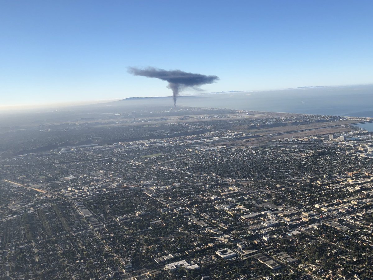 This huge plum of smoke looks ominous but not to worry; this is a planned “burn off” at the <a href="/Chevron/">Chevron</a> refinery south of LAX😷🤧 #KNXEyeintheSky @KNX1070 <a href="/scottburtknx/">scott burt</a>