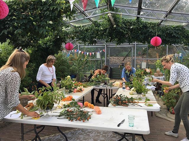 KADfloraldesign's tweet image. What a fun workshop on Saturday in the perfect setting at Ravenscourt Park Glasshouse @hcgagardens Such beautiful arrangements created by these wonderful students! #flowerclass #flowerworkshop #floraldesign #londonflorist #flowerstagram