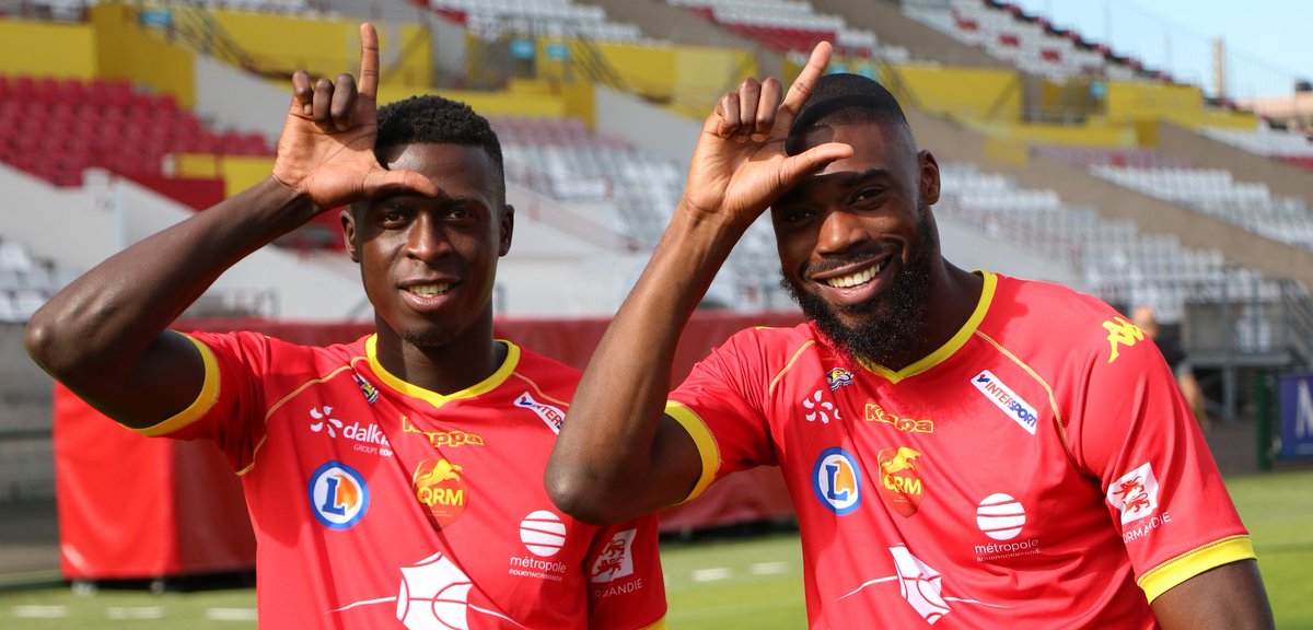 🤙 Quand <a href="/Nanizayamo/">Jonathan Nanizayamo</a> fait une petite dédicace à son ami <a href="/AntoGriezmann/">Antoine Griezmann</a> pendant la photo officielle des ❤💛