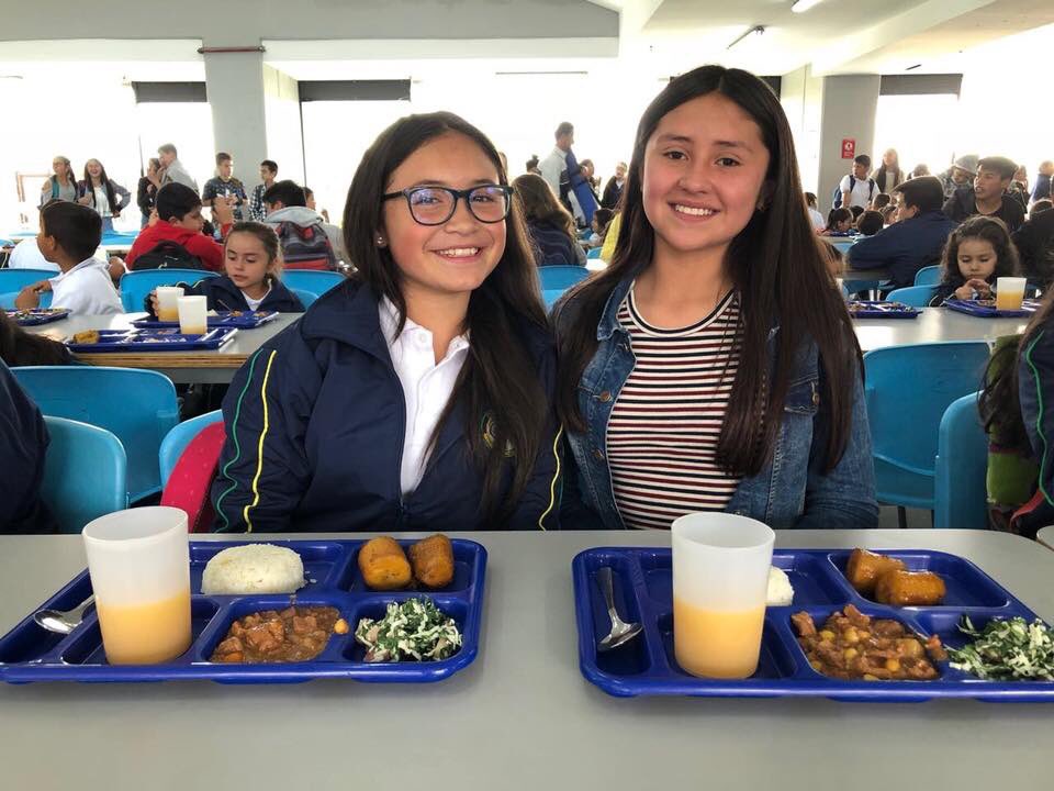 Educacionbogota's tweet photo. Bogotá es #LíderEnAlimentaciónEscolar entregando más de 170.000 raciones de comida caliente diarios:
🍱144 comedores escolares 
🚐 6 cocinas móviles 
🥗 140 toneladas de frutas y verduras al mes
📍 42 centros de producción https://t.co/X0e5k1cpG3