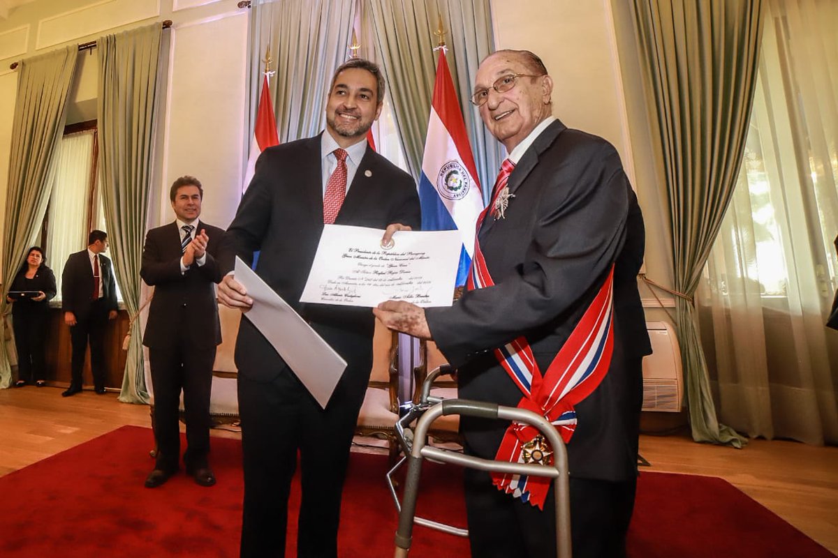 MaritoAbdo's tweet image. Condecoramos al amigo Don Rafael Rojas Doria por su memorable aporte a nuestra cultura, como leyenda viviente del teatro paraguayo. 70 años de trayectoria, de ser un gran artista, de ser todo un ejemplo.