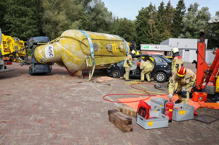 BrandweerTwente's tweet image. Gisteren was de Open dag #TechnologyBase, met de #veiligheidsdag van  #TwenteSafetyCampus. Duizenden mensen bezochten de #RiskFactory,  kregen informatie over #brandveiligheid en #brandonderzoek en zagen (blus)demo&apos;s. Een zeer geslaagde en zonnige dag, dank voor jullie komst!
