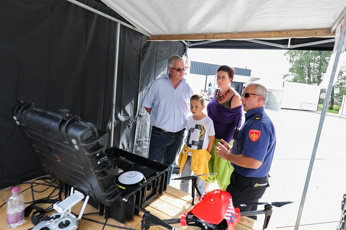 RiskFactoryNL's tweet image. Gisteren was de Open dag #TechnologyBase, met de #veiligheidsdag van  #TwenteSafetyCampus. Duizenden mensen bezochten de #RiskFactory,  kregen informatie over #brandveiligheid en #brandonderzoek en zagen (blus)demo&apos;s. Een zeer geslaagde en zonnige dag, dank voor jullie komst!